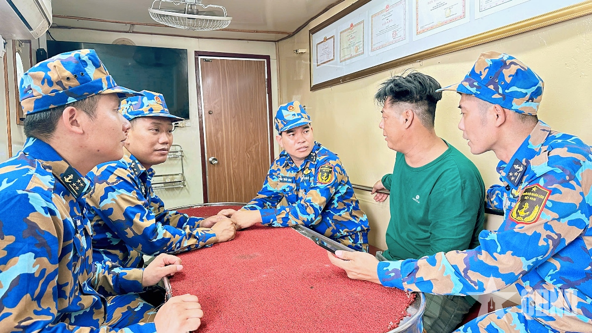 Tàu 797 (Vùng 1 Hải quân) phối hợp cứu thành công 10 ngư dân gặp nạn trên biển
